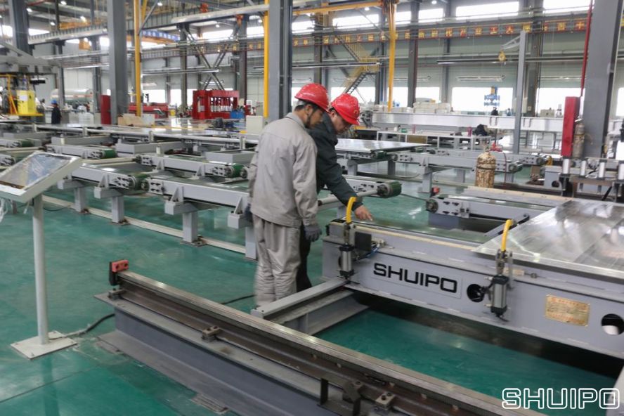 廂式半掛車生產現(xiàn)場 廂式半掛車生產現(xiàn)場